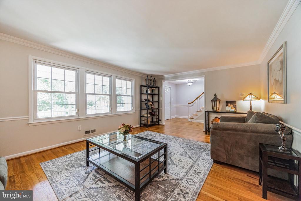 1033 SHAWNEE LANE