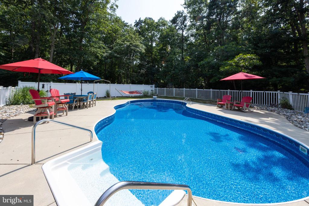 1033 SHAWNEE LANE