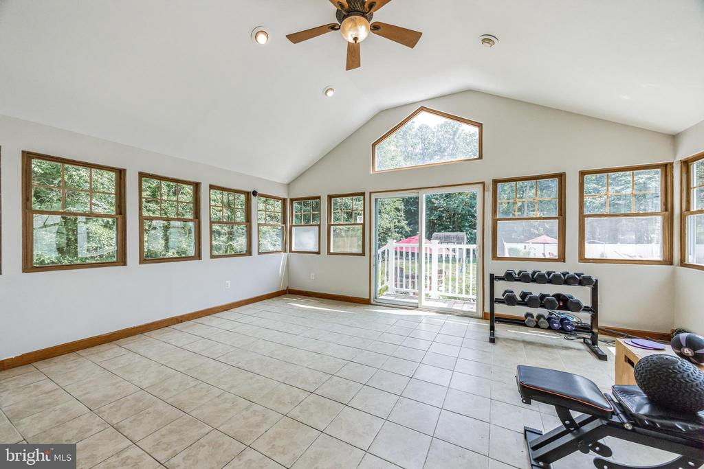 1033 SHAWNEE LANE