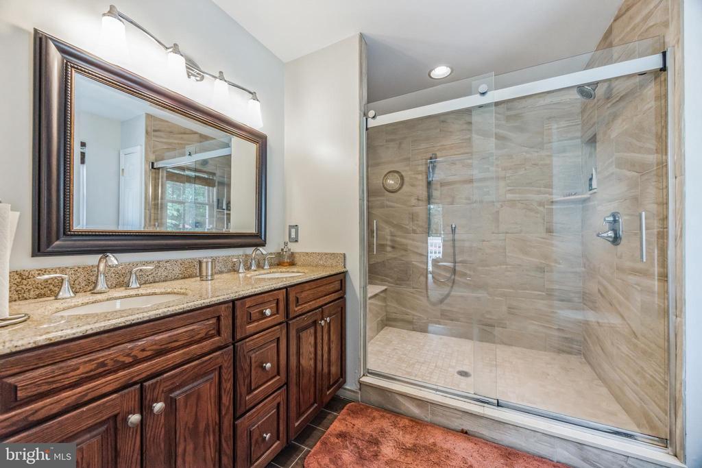 1033 SHAWNEE LANE