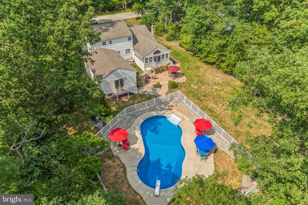1033 SHAWNEE LANE