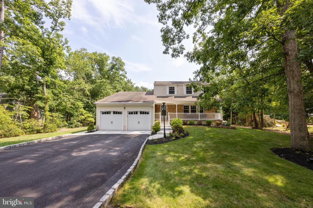 1033 SHAWNEE LANE