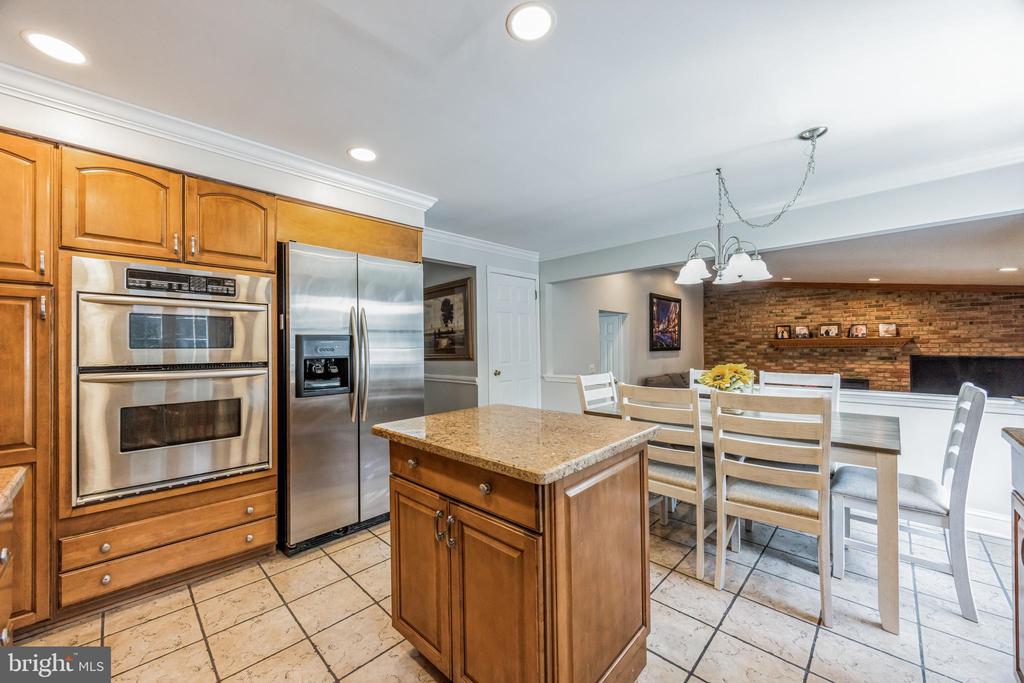 1033 SHAWNEE LANE