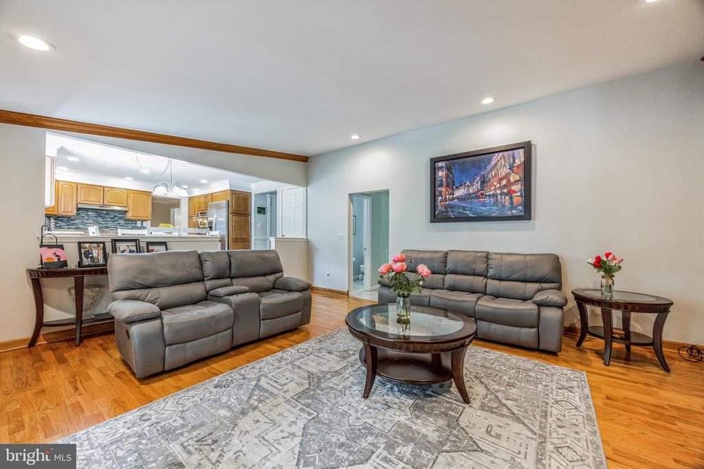 1033 SHAWNEE LANE