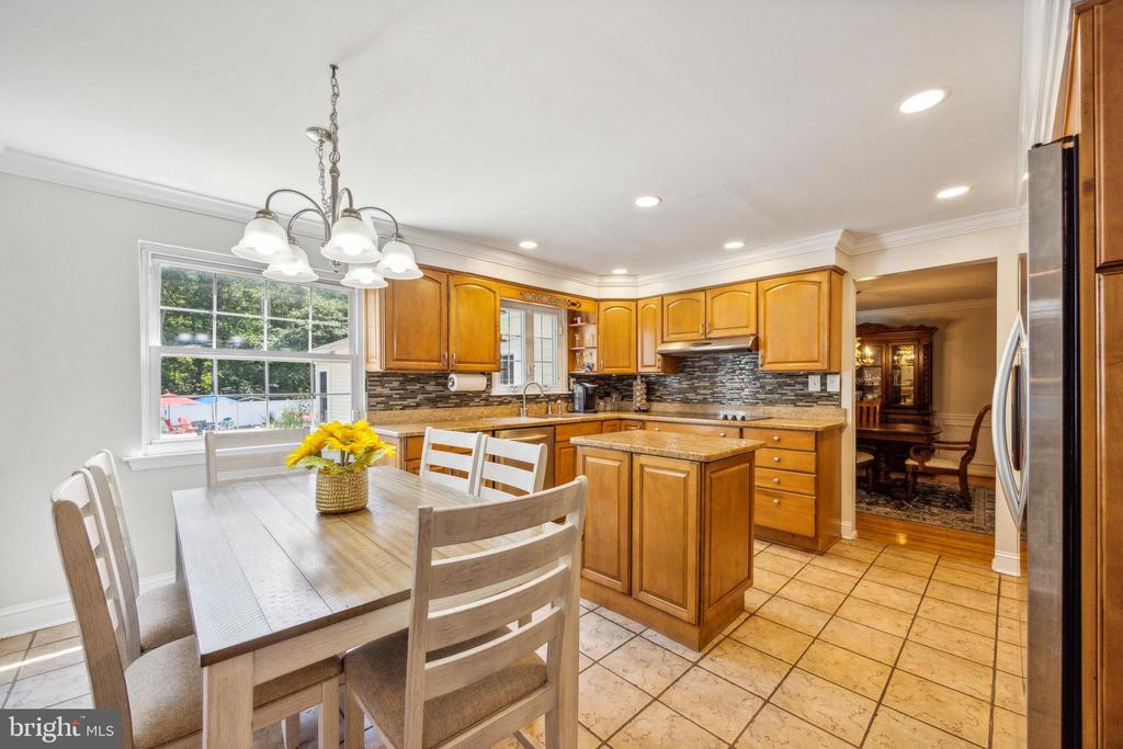 1033 SHAWNEE LANE