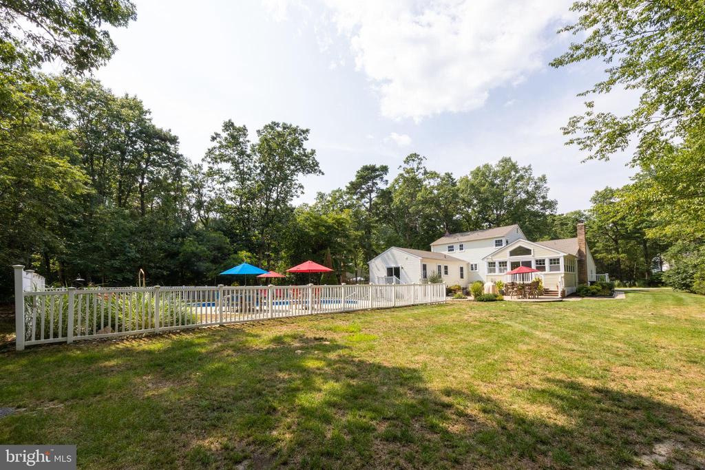 1033 SHAWNEE LANE