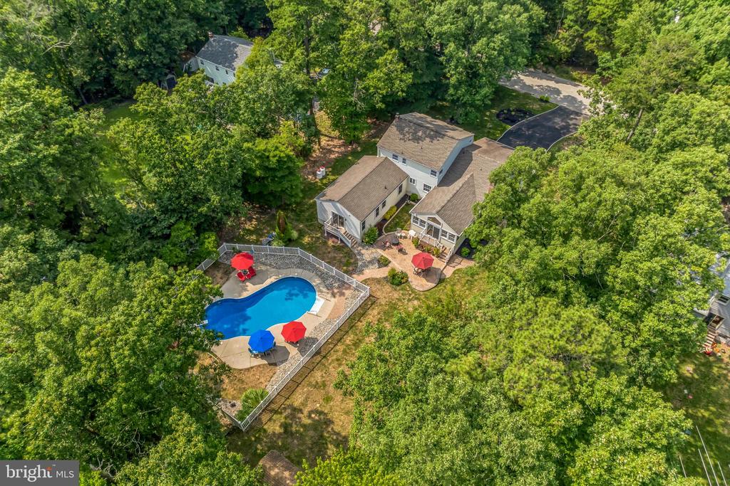 1033 SHAWNEE LANE