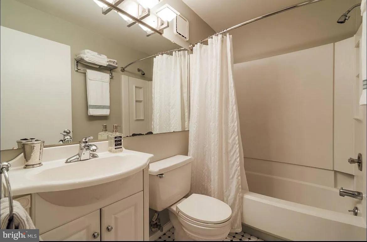 905 WOODHOLLOW DRIVE