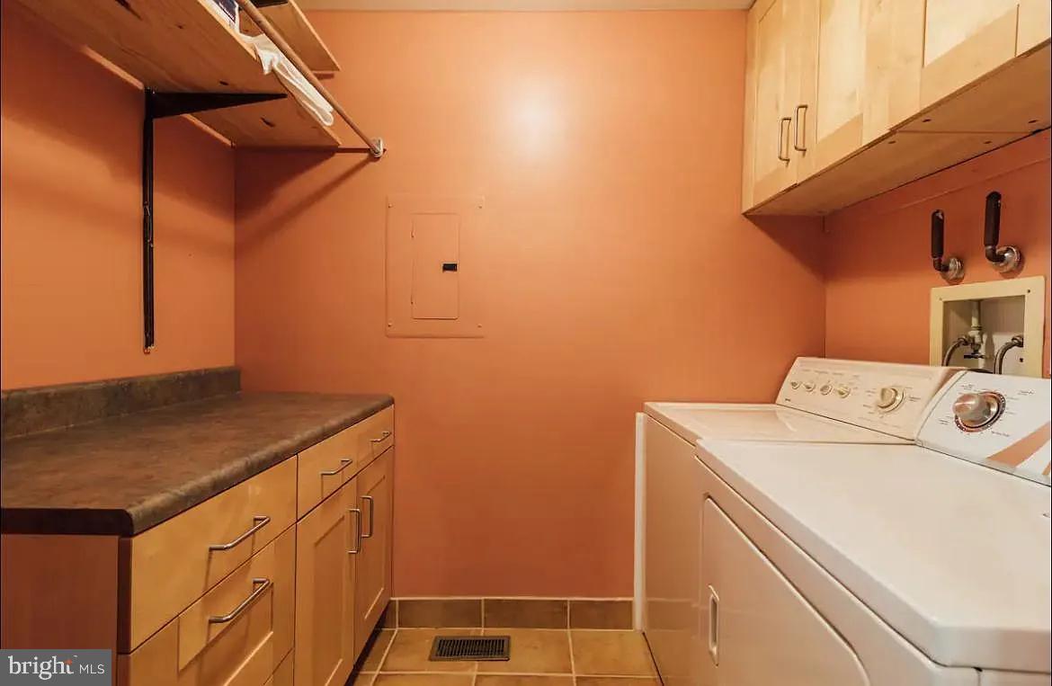 905 WOODHOLLOW DRIVE