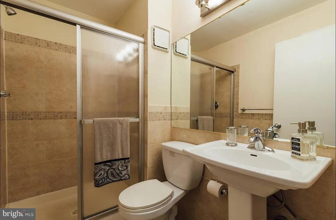 905 WOODHOLLOW DRIVE