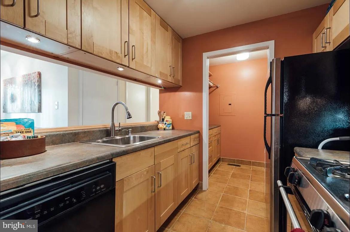 905 WOODHOLLOW DRIVE