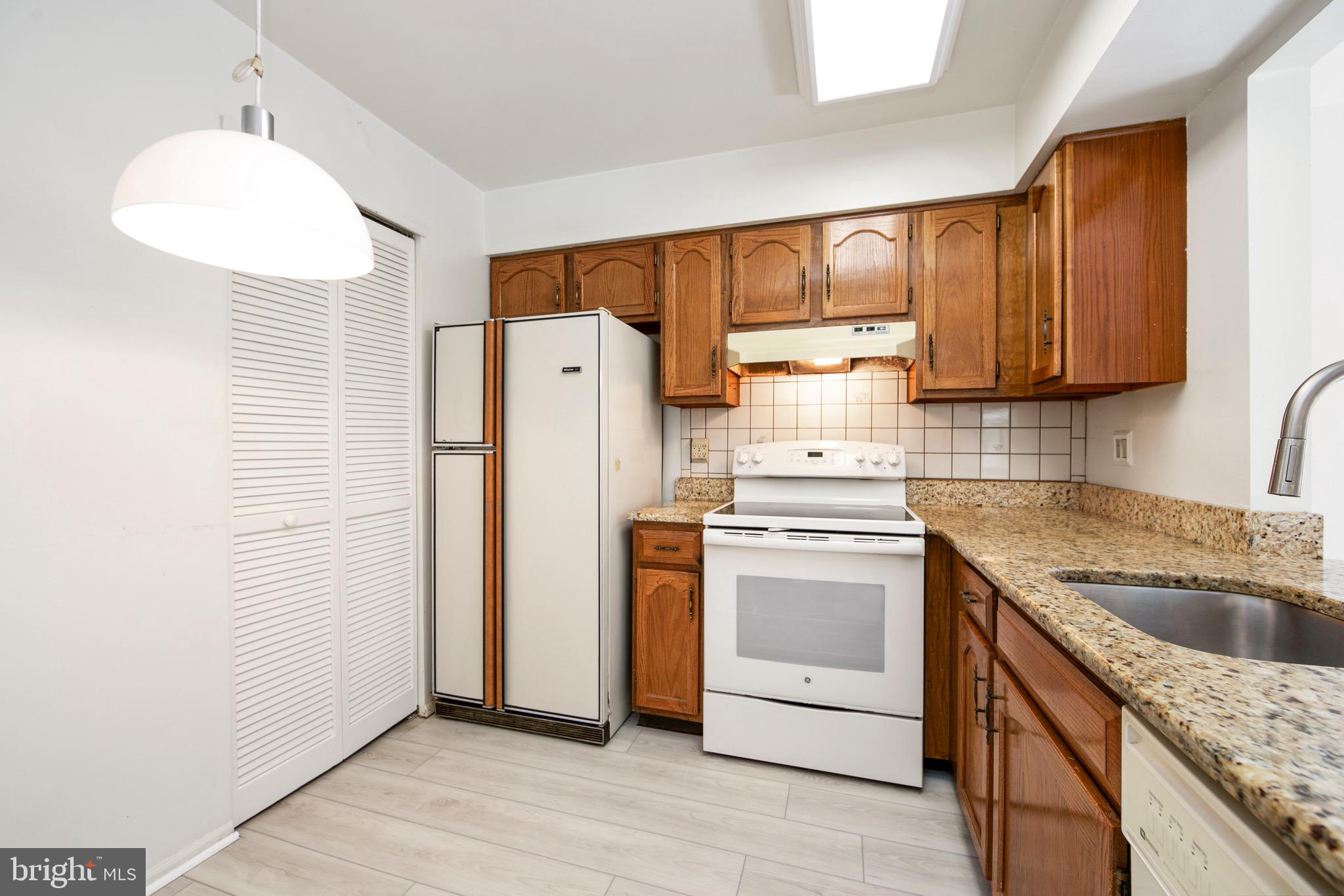 1558 THORNWOOD DRIVE B