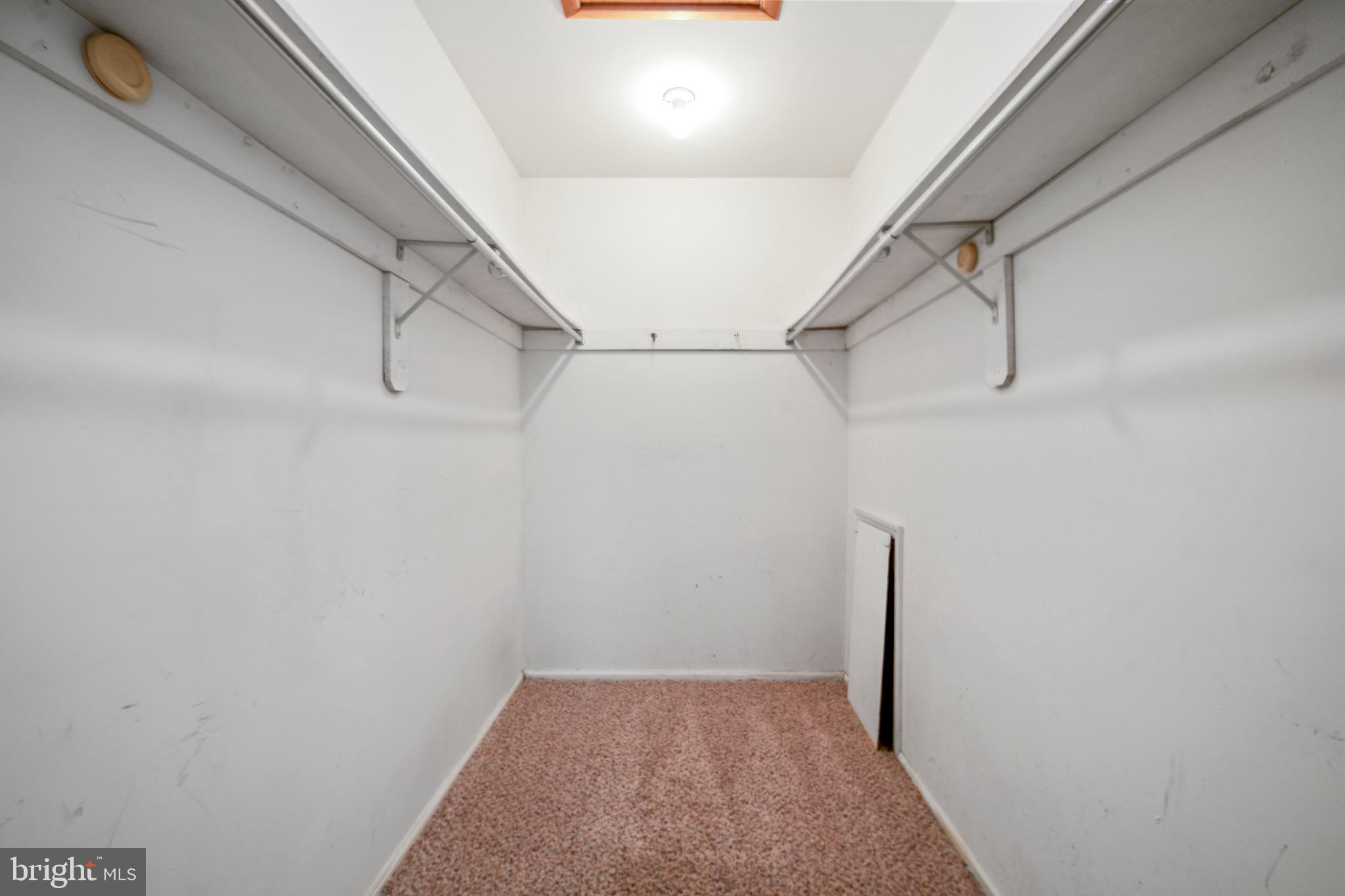 1558 THORNWOOD DRIVE B