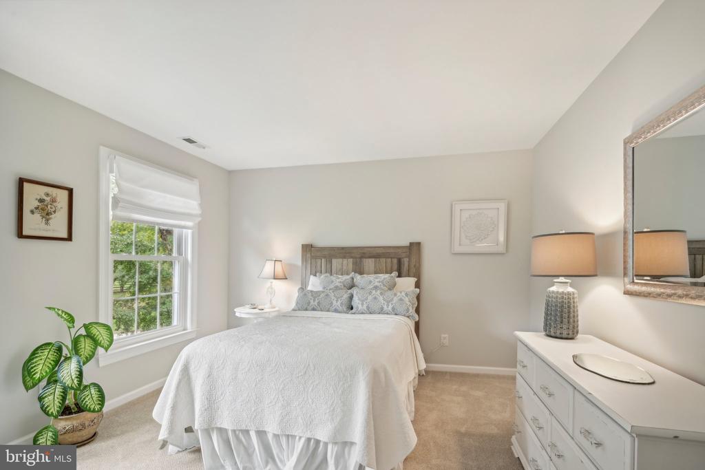 52 MEADOWVIEW COURT