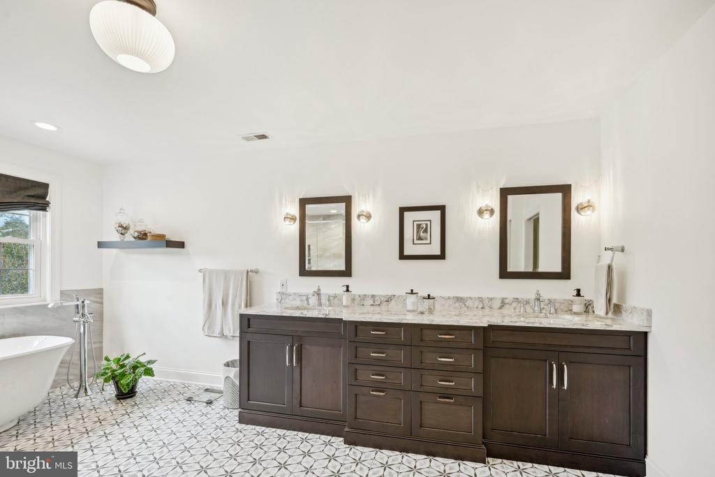 52 MEADOWVIEW COURT