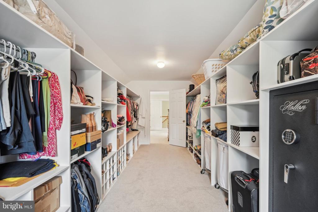 52 MEADOWVIEW COURT