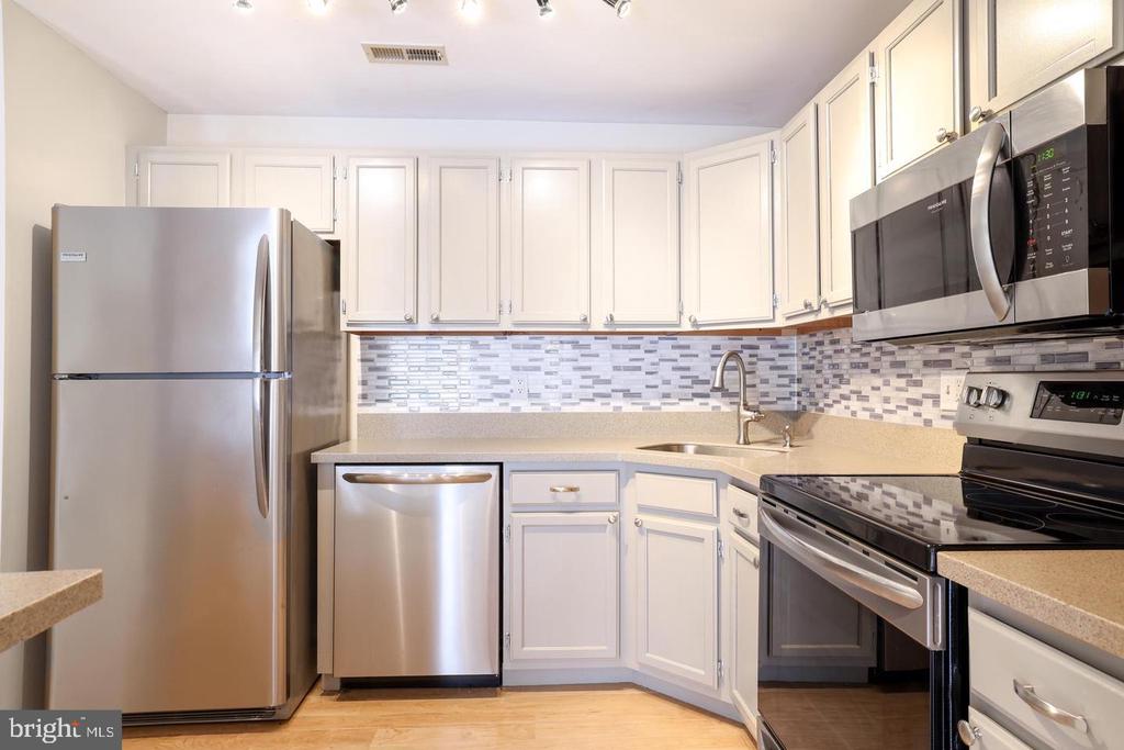 2404-B DURHAM CT