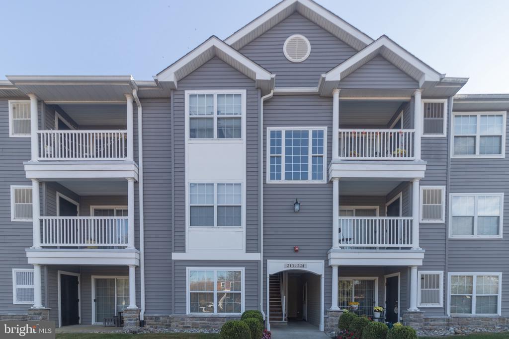 219 LAWRENCE LANE