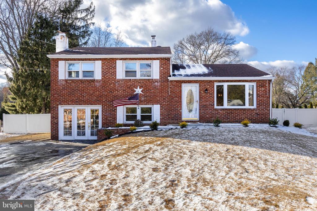 10 Evergreen Ln
