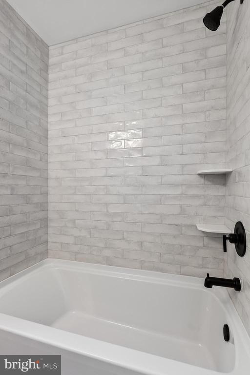 10 Evergreen Ln