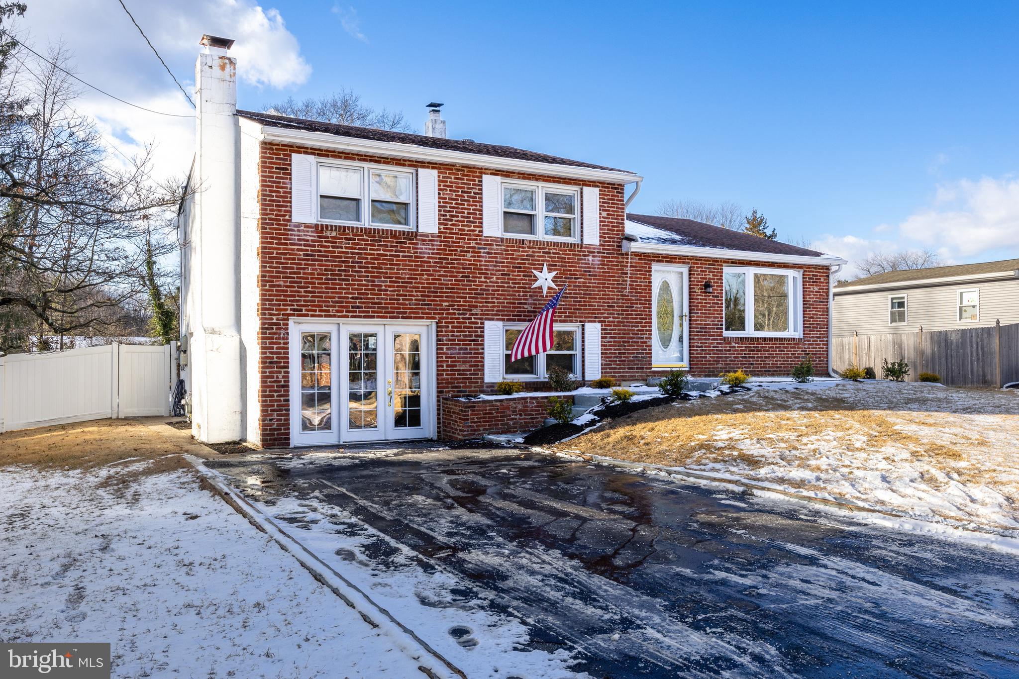 10 Evergreen Ln