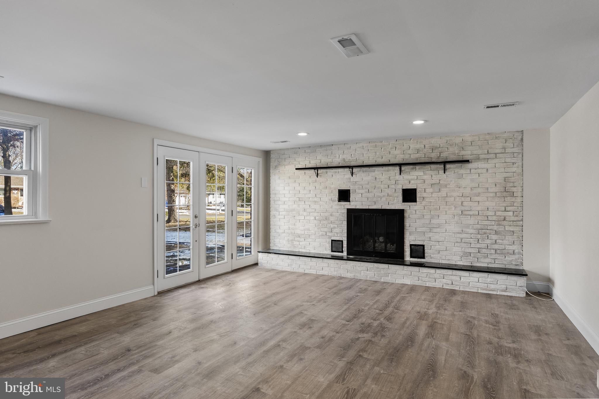 10 Evergreen Ln