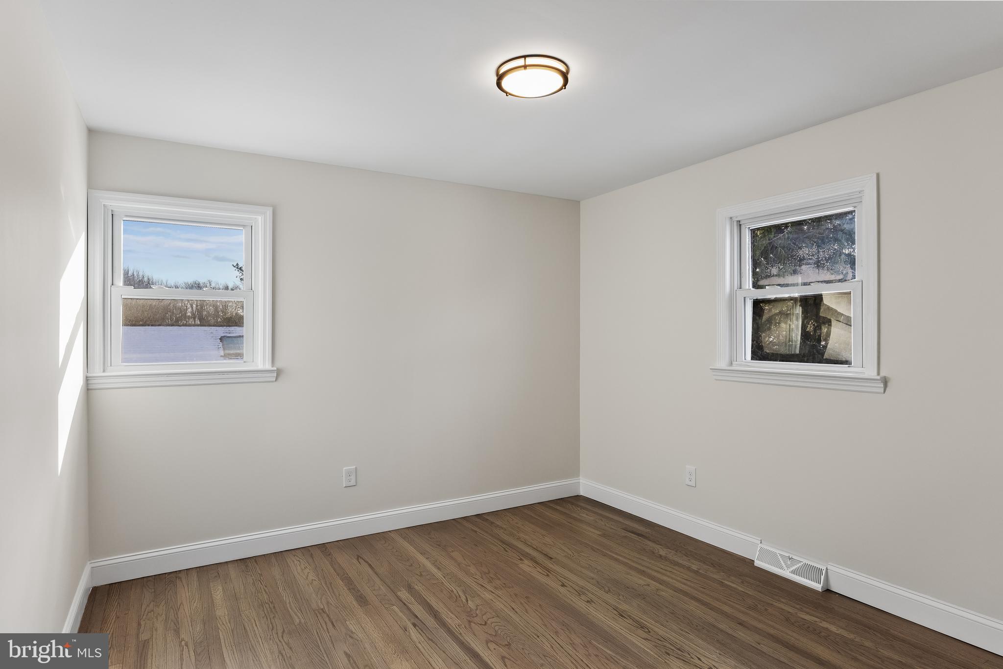 10 Evergreen Ln