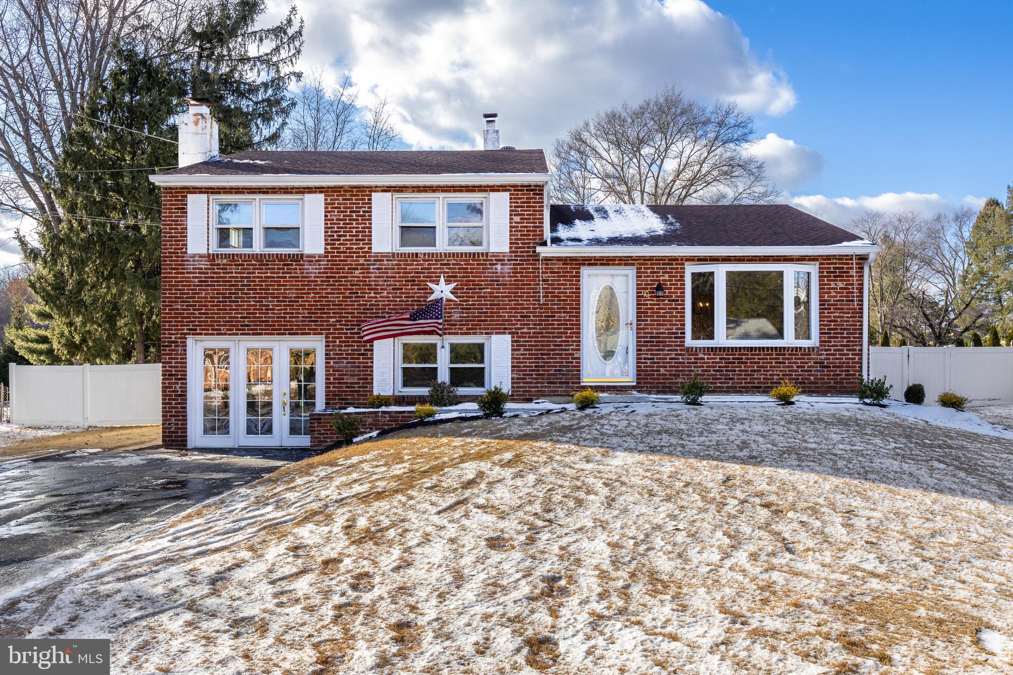 10 Evergreen Ln