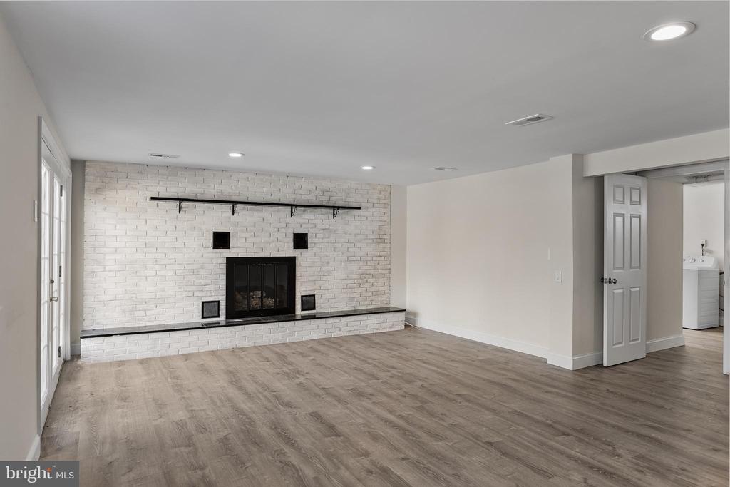 10 Evergreen Ln