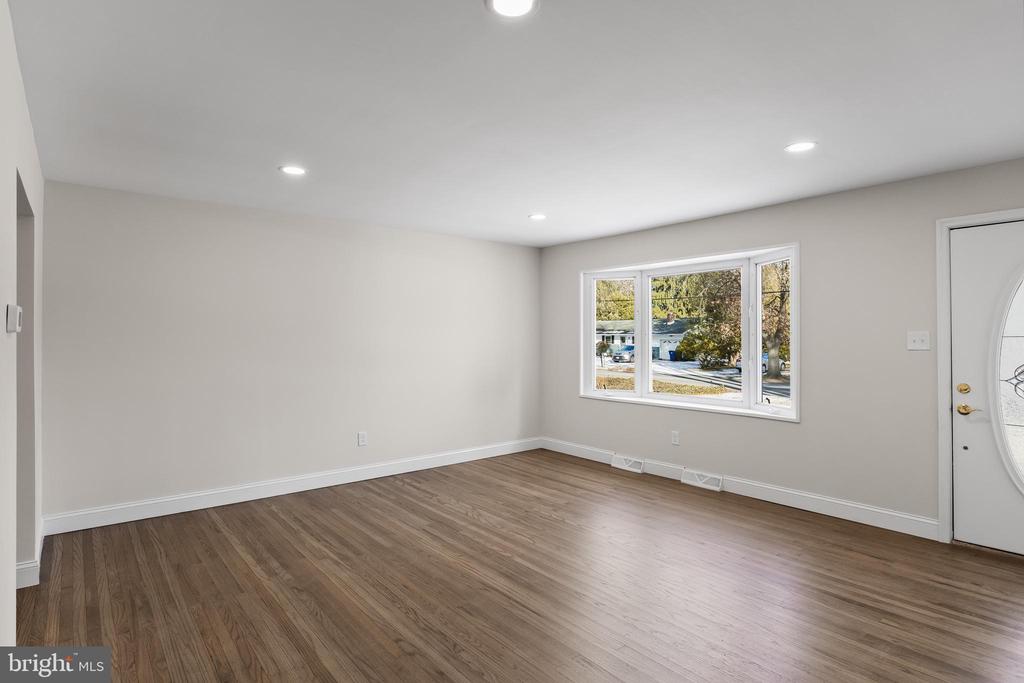 10 Evergreen Ln
