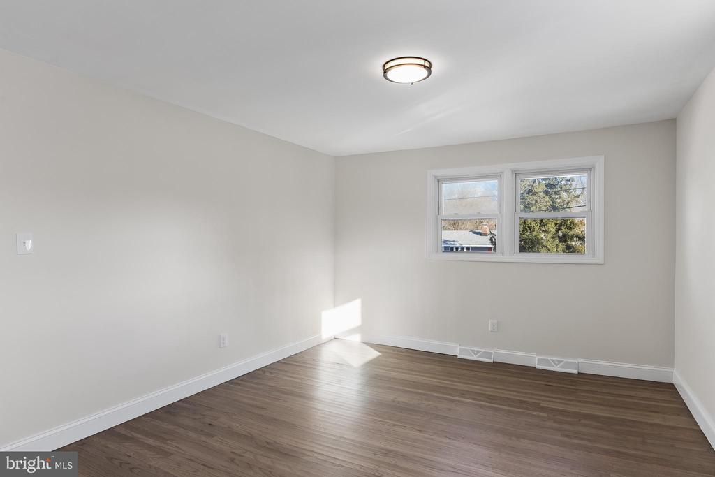 10 Evergreen Ln