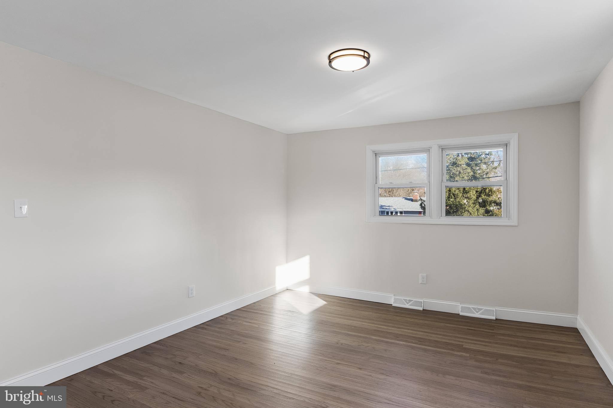 10 Evergreen Ln