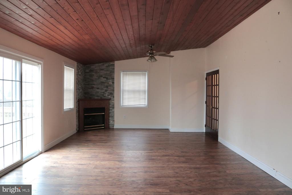 102 E MAIN ST