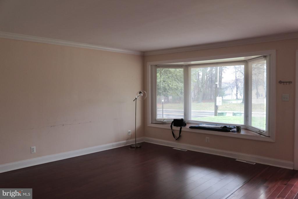 102 E MAIN ST