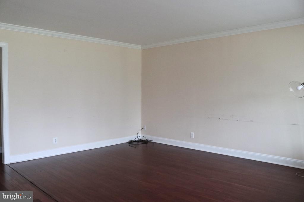 102 E MAIN ST