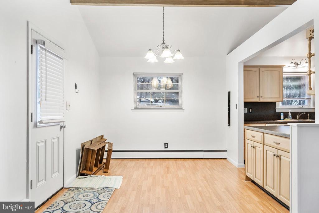 211 Robin Rd