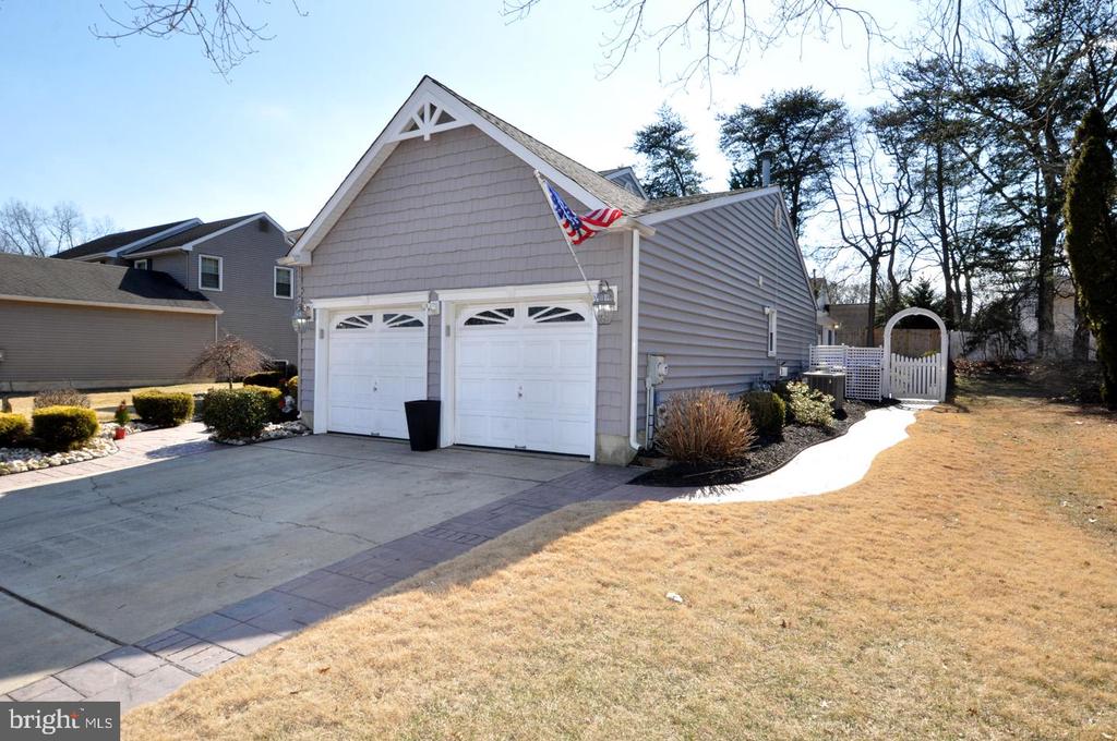 206 KNOTTY OAK DRIVE
