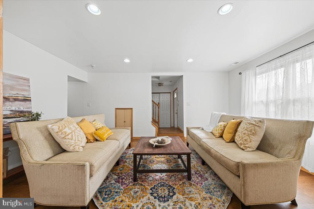 4 MAYVILLE LANE