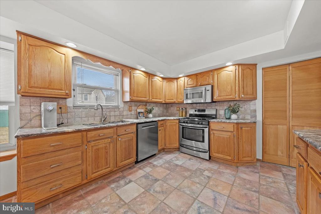 4 MAYVILLE LANE