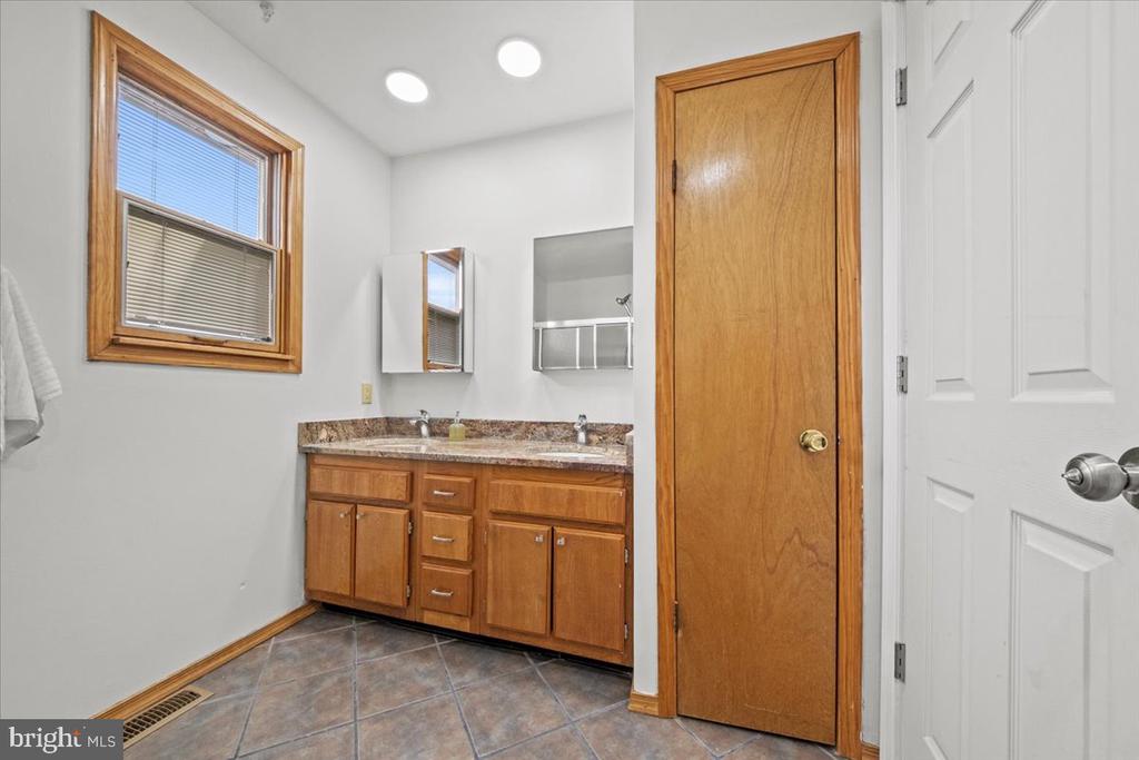 4 MAYVILLE LANE