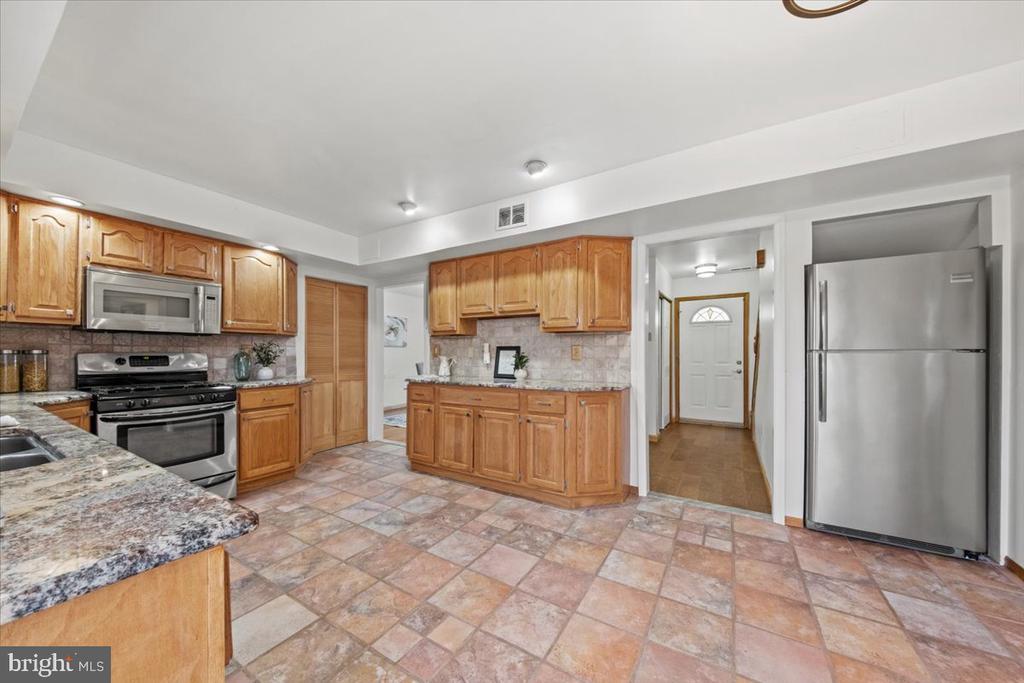 4 MAYVILLE LANE