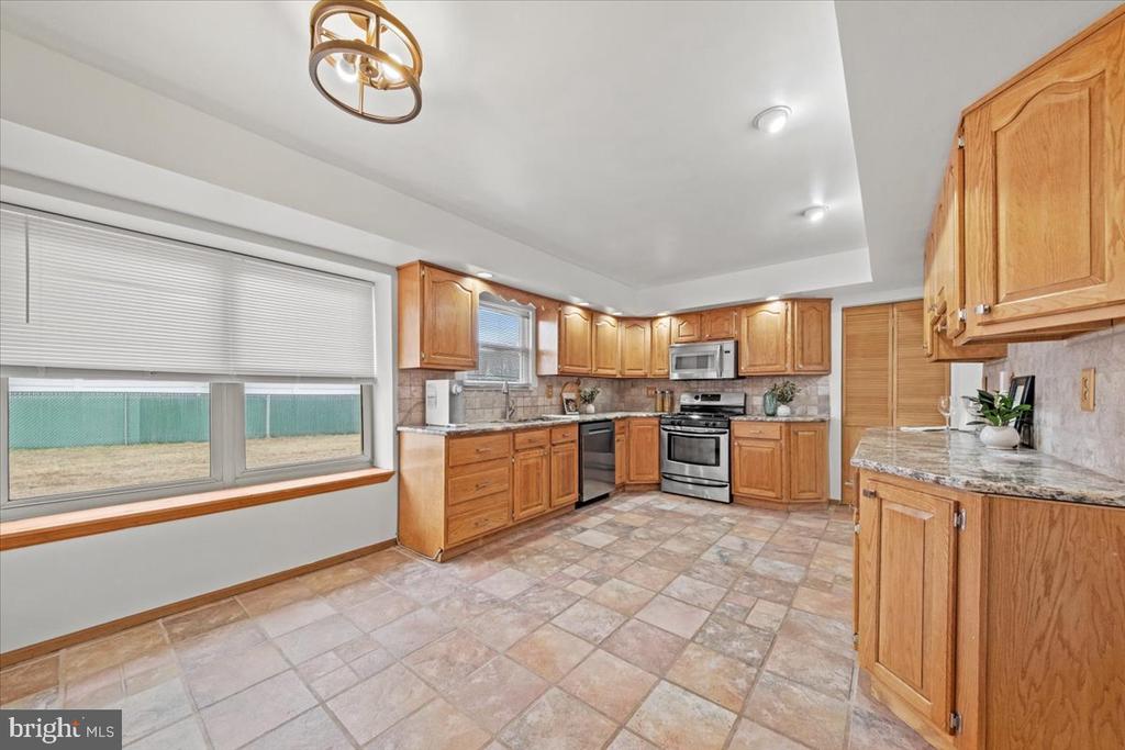 4 MAYVILLE LANE