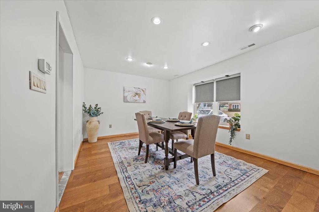4 MAYVILLE LANE