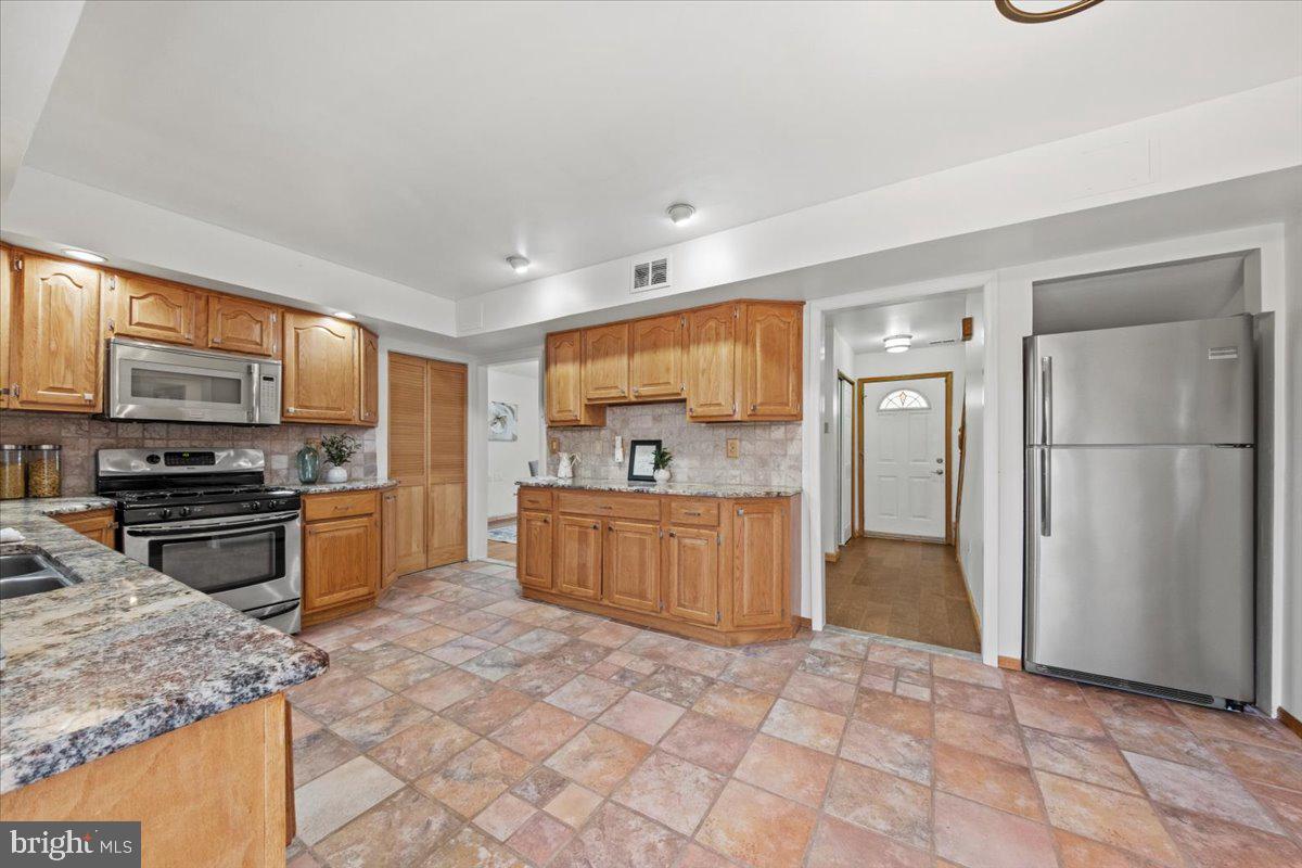 4 MAYVILLE LANE
