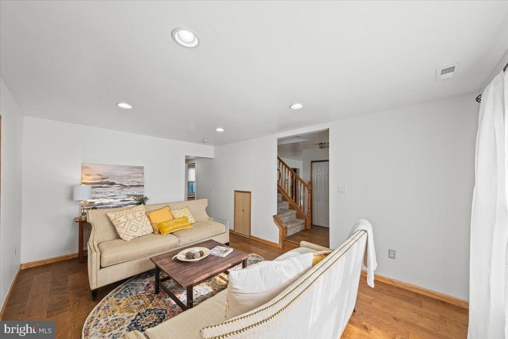 4 MAYVILLE LANE