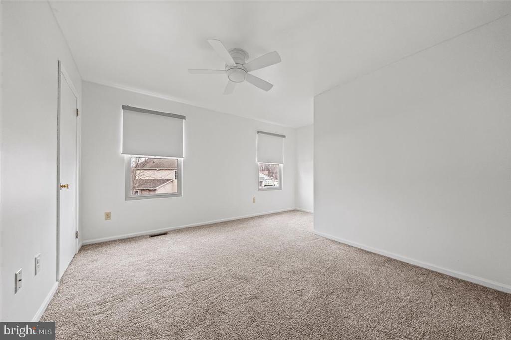 4 MAYVILLE LANE