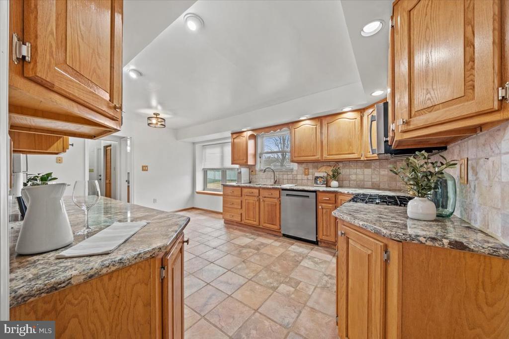 4 MAYVILLE LANE