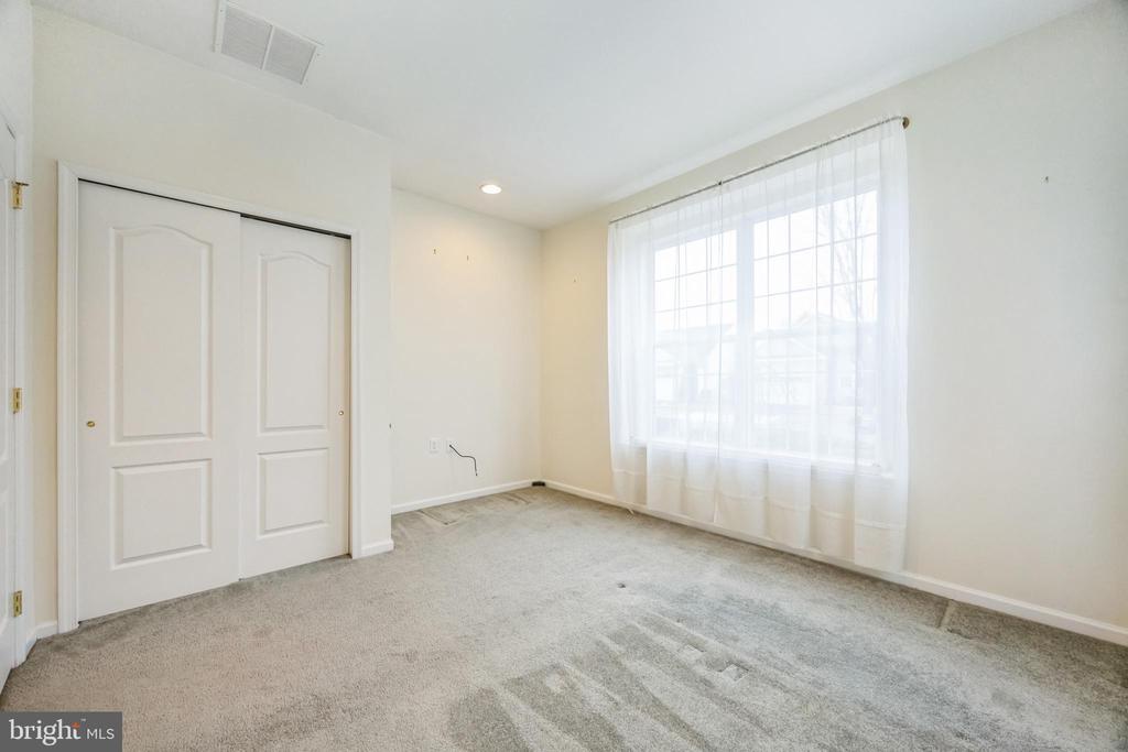 142 GLENGARRY LANE