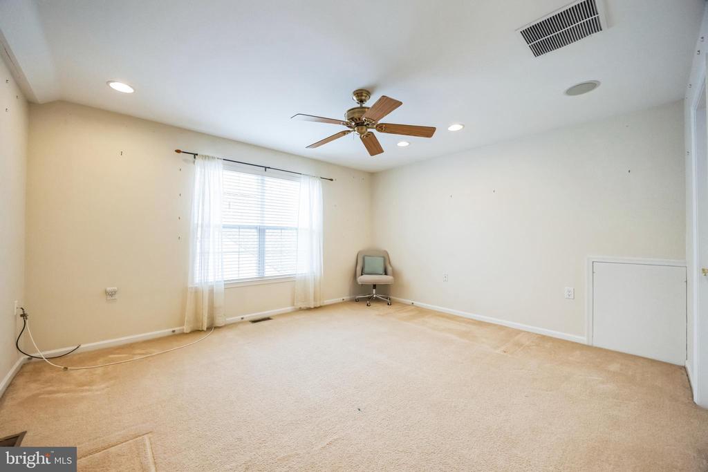 142 GLENGARRY LANE