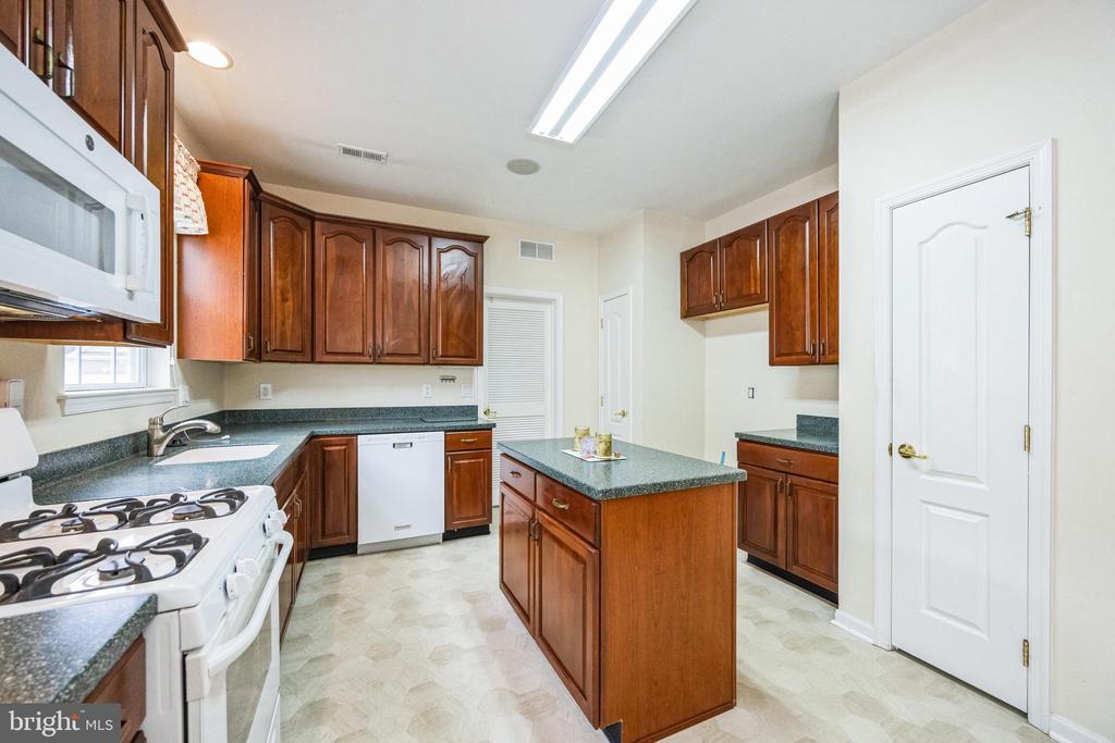 142 GLENGARRY LANE